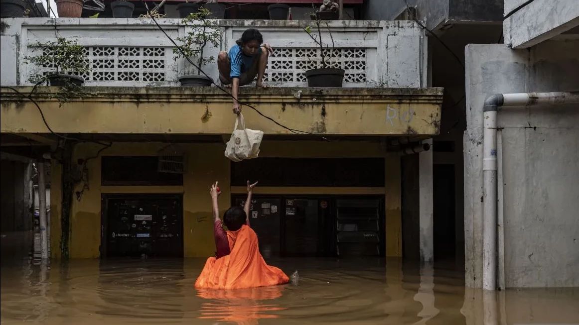 30 RT di Jakarta Timur  Terendam Banjir Siang Ini, Tinggi Air Capai 2 Meter