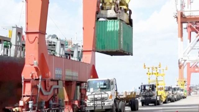 Truk Kontainer Pembawa Pipa Alami Putus Tali Pengikat, Hantam Warung dan Lukai Enam Orang