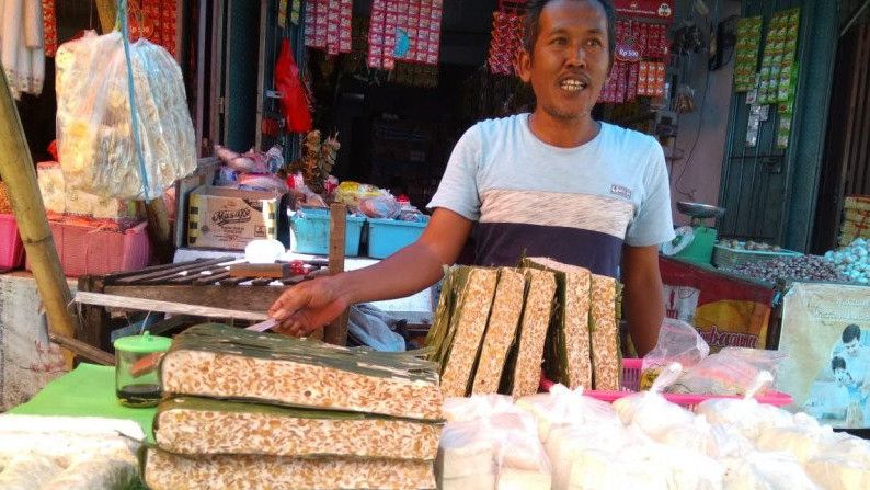 Kasihan Pedagang Tempe di Surabaya, Perkecil Ukuran Diprotes, Naikkan Harga Ditentang Pembeli