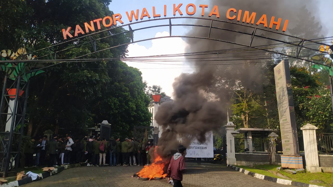 Peringatan Hardiknas di Kota Cimahi Diwarnai Aksi Bakar Ban dari Mahasiswa