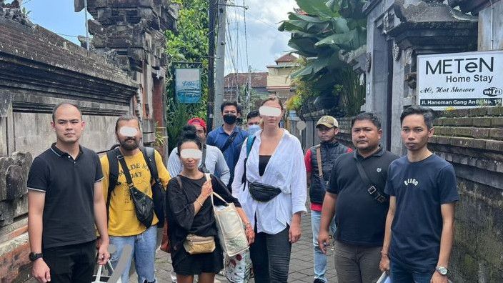 Bule Rusia Ditangkap Imigrasi Bali Gegara Menari dan Berpose Tak Senonoh di Pura Besakih