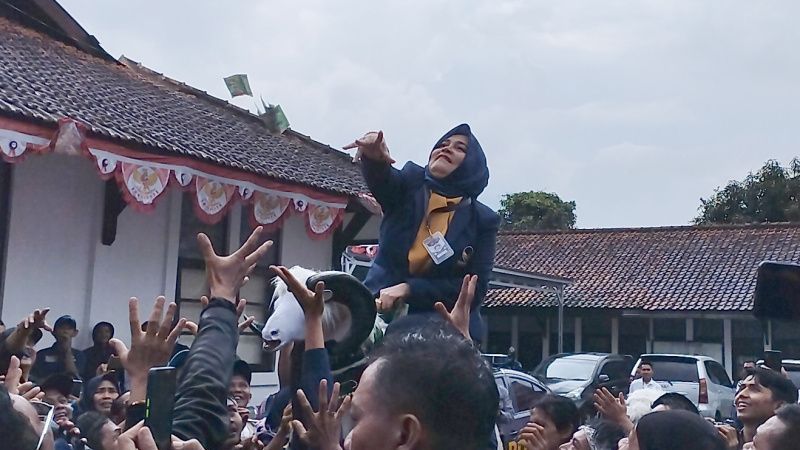 Lempar Uang dari Atas Domba Mainan di KPU, Ketua NasDem Garut Minta Maaf