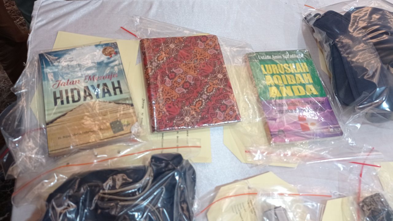 Kasus Perempuan yang Todongkan Senjata di Istana Negara Dirilis, 4 Senpi dan 2 Buku Islami Ditampilkan