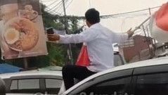 Polisi Buru Pria yang Duduk di Atas Mobil dan Kibarkan Bendera Sambil Teriak 'Saya Dibunuh Pemerintah'