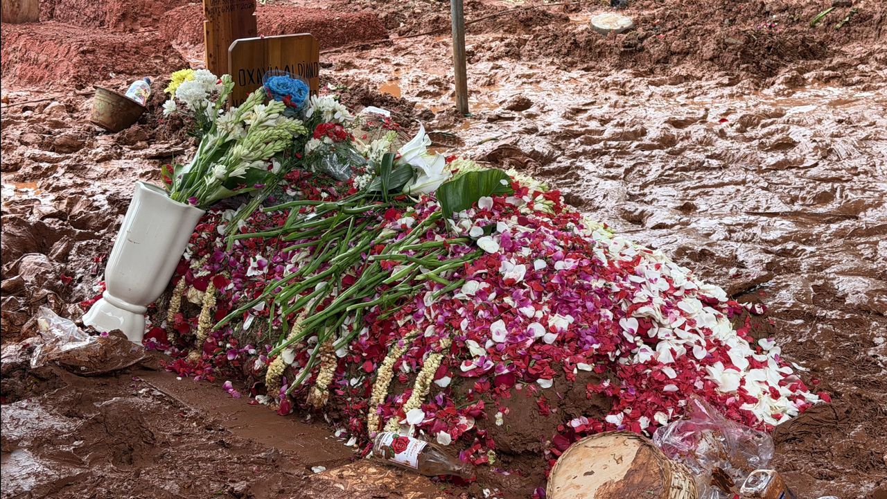 Luna Maya hingga Enzy Storia Kompak Pakai Baju Biru di Pemakaman Vidi Aldiano