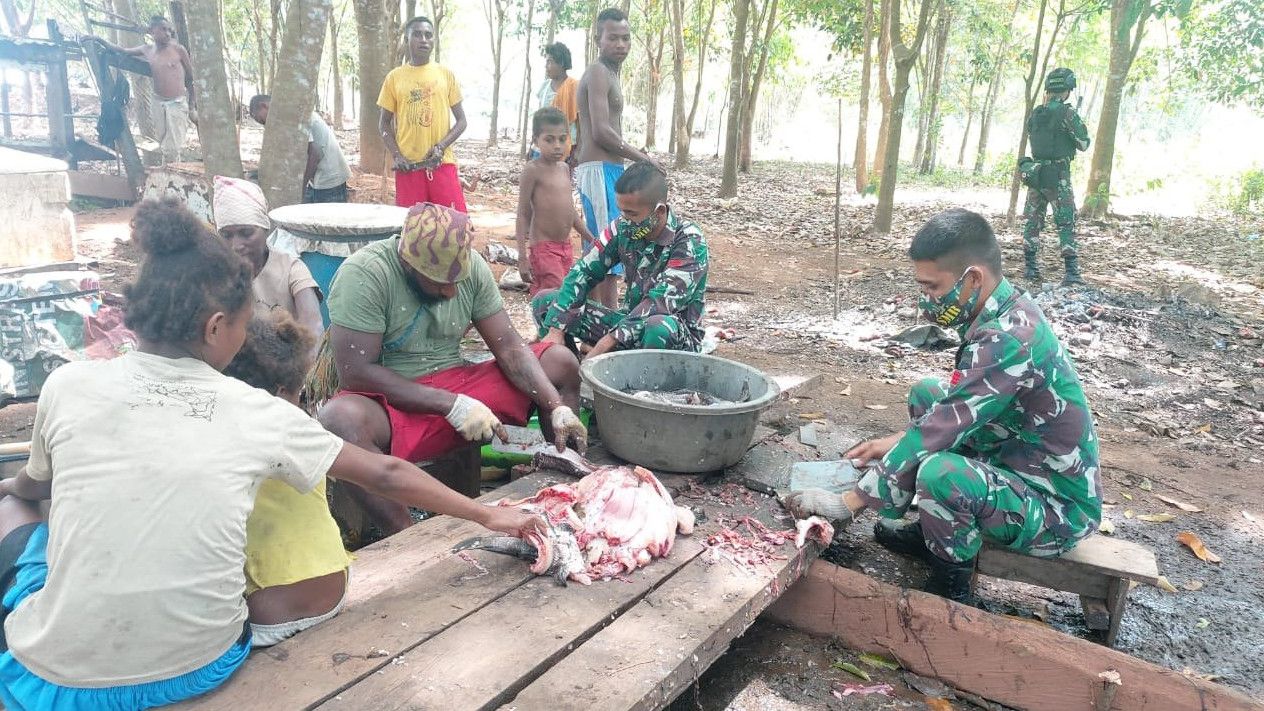 Aksi Prajurit TNI Bantu Warga Distrik Sota Merauke Bikin Ikan Asin