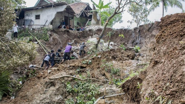 Tertimbun Longsor, Dua Warga Dramaga Bogor Tewas