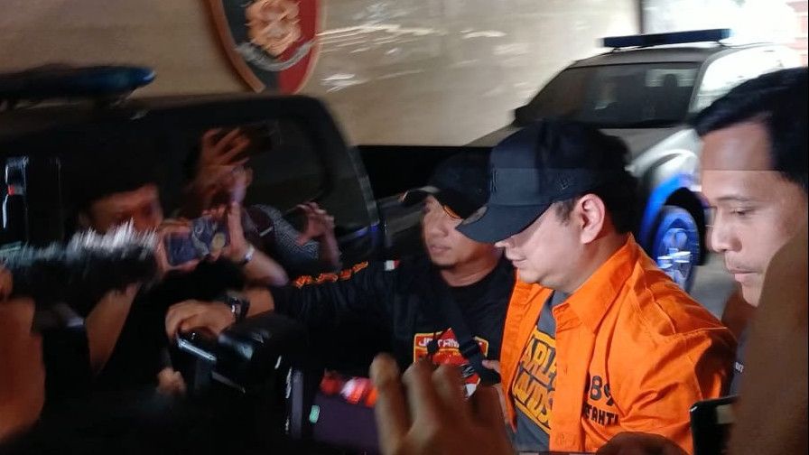 Tiba di Bareskrim Polri, Dito Mahendra Pakai Baju Tahanan dan Tangannya Diborgol