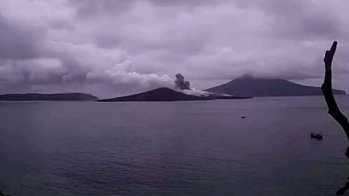 Update Terkini Gunung Anak Krakatau: Alami Erupsi hingga Lontarkan Abu Setinggi 100 Meter