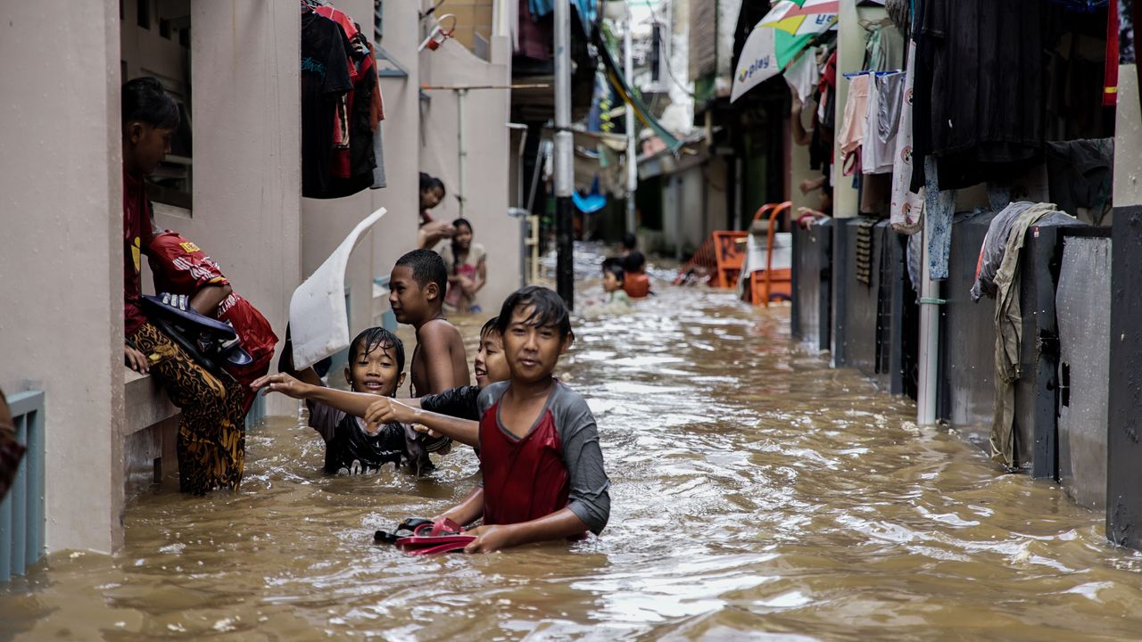 51 RT di Jakarta Terendam Banjir Pagi Ini, Tinggi Air Ada yang Capai 2,6 Meter