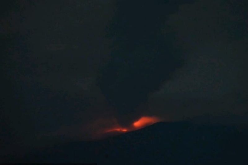 Sinar Api Menyala di Gunung Ibu Halmahera Barat, Masyarakat Mesti Hati-Hati