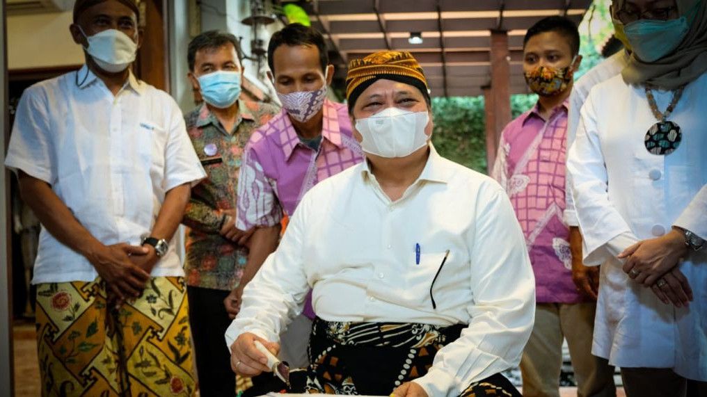 Momen Airlangga Membatik di Pekalongan, Puji Pengusaha Batik Bertahan di Tengah Pandemi
