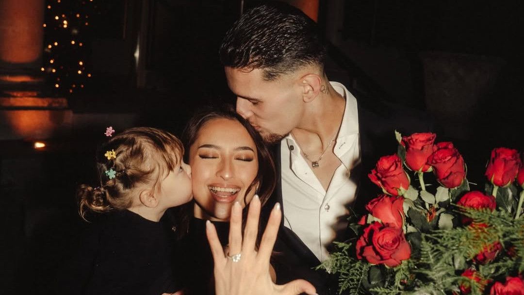 Momen Jennifer Coppen Dilamar Justin Hubner, Cincin Berlian Curi Perhatian