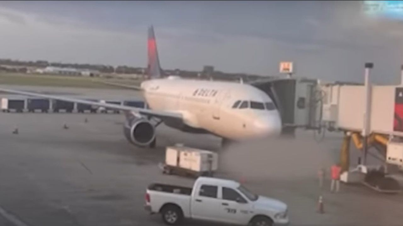 Ngeri! Seorang Petugas Bandara Tewas Mengenaskan Usai Tersedot Mesin Pesawat