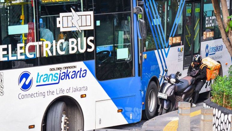 Sopir TransJakarta Tabrak Toko di Jalan Setiabudi Jaksel Gegara Kurang Hati-hati, Seorang Penjaga Luka-luka