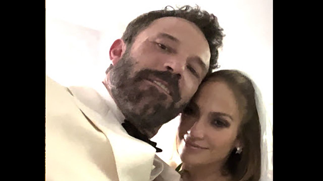 Bahagia Resmi Menikah dengan Ben Affleck, Jennifer Lopez Langsung Ubah Nama Belakang