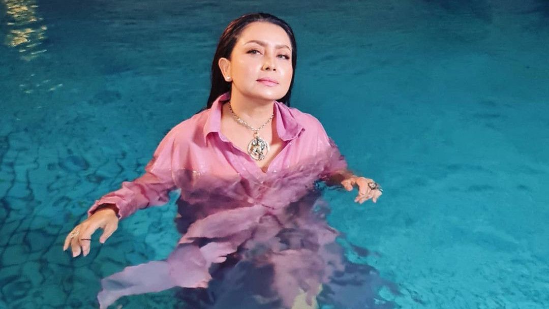 Tampil Awet Muda di Usia 50 Tahun, Potret Cantik Mayangsari Saat 'Nyemplung' di Kolam Renang Malam Hari