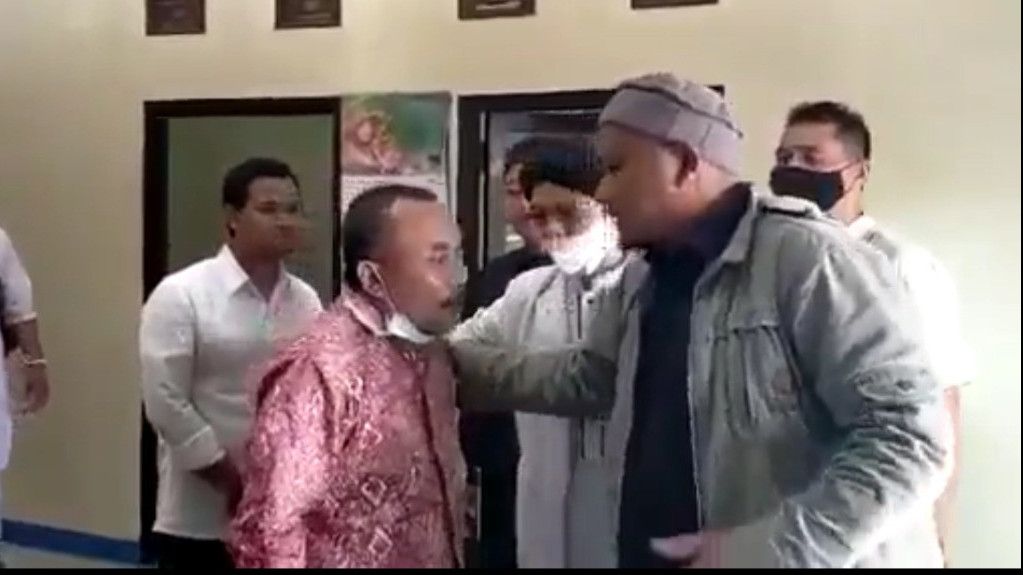 Geram Lihat Kades Dipersekusi Gegara Setop Ceramah Ustaz yang Hujat Jokowi, Eko Kuntadhi: Gak Jera Jadi Preman Berjubah!