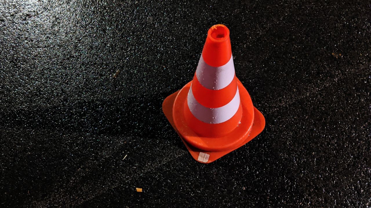 Mobil BMW Tabrak Pemotor di Tangerang, Korban Sampai Terseret