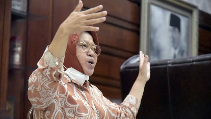 Risma Ungkap Alasannya Tak Pernah Diajak Jokowi Bagikan Bansos