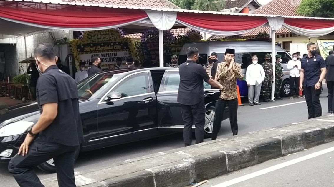 Momen Jokowi Tiba di Rumah Duka Pakde Miyono Ditemani Gibran dan Kaesang