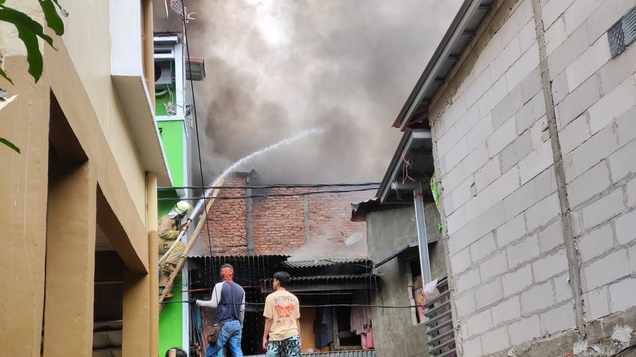 Kebakaran di Kampung Pulo Hanguskan 10 Rumah, Total Kerugian Capai Rp1,5 Miliar