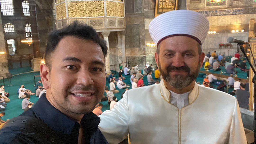MasyaAllah, Raffi Ahmad dan Nagita Slavina Bertemu dan Berdoa Bersama Imam Besar Turki di Masjid Hagia Sophia