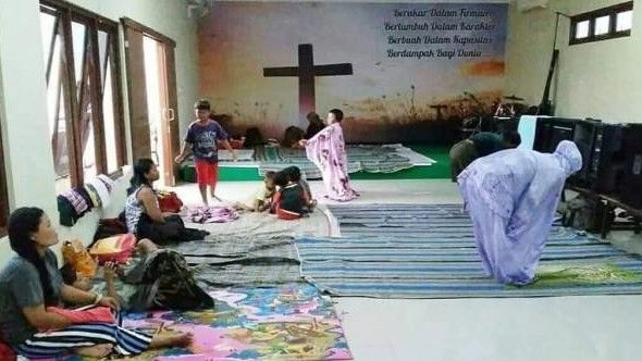 Khusyuk dalam Doa, Pengungsi Banjir di Kudus Salat di Gereja
