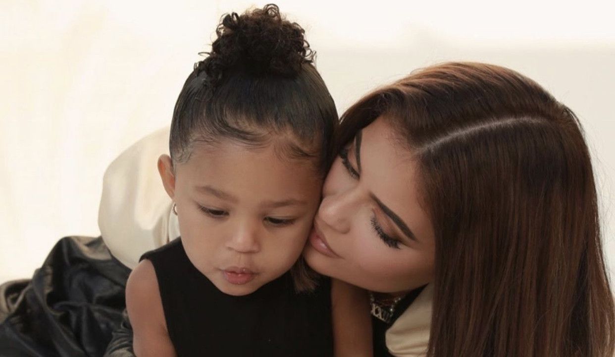 Girang Sekolah PAUD Hari Pertama, Stormi Anak Kylie Jenner Pakai Tas Mini Ratusan Juta
