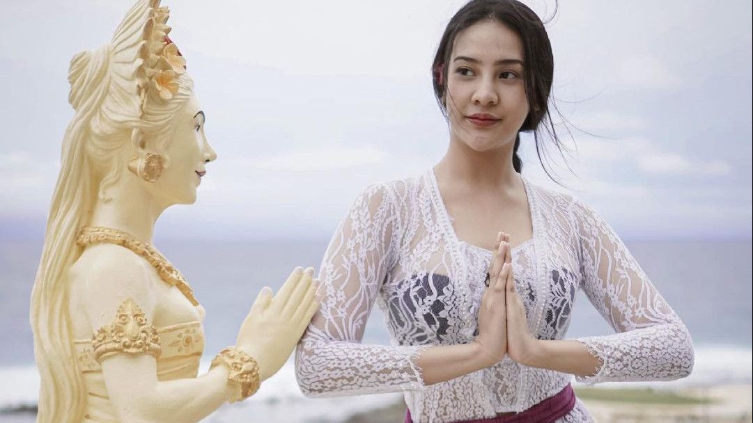 Bikin Netizen Halu, 5 Potret Seksi Anya Geraldine Tampil Cantik Pakai Kebaya Bali