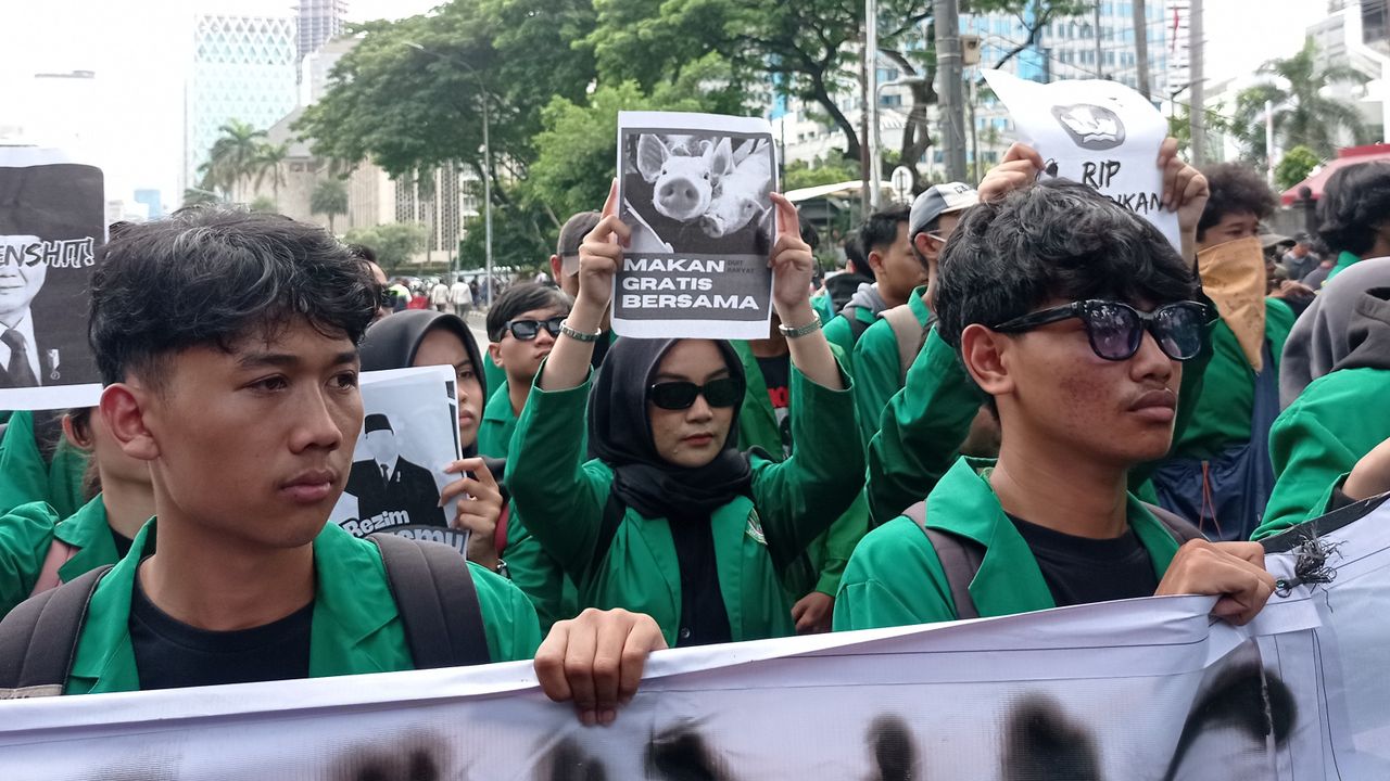 Mahasiswa Datang Demo ke Patung Kuda Jakpus, Bawa Poster 