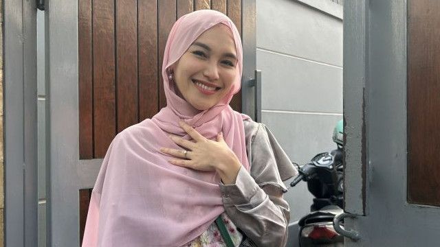 Ayu Ting Ting Merasa Aneh Tak Berlebaran Bareng Orang Tuanya Tahun Ini