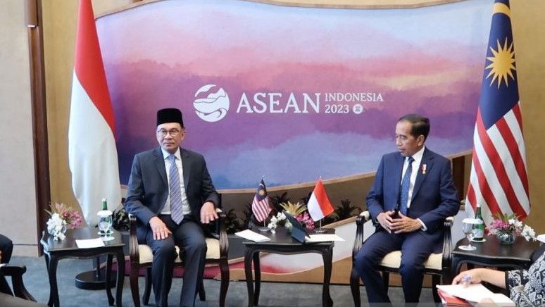 Bertemu PM Malaysia Anwar Ibrahim, Jokowi Tekankan Penyelesaian Perbatasan Laut dan Darat
