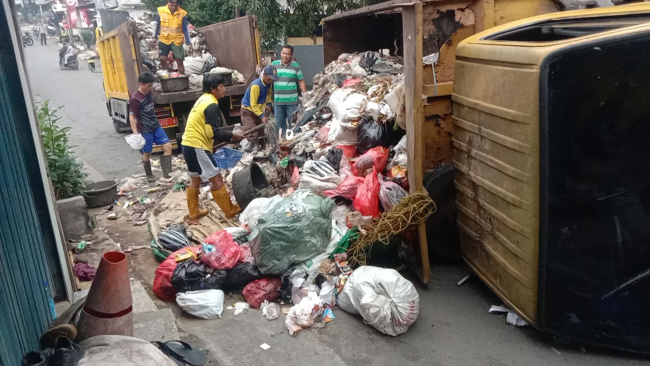 Truk Sampah Milik Pemkot Bogor Terguling, Kotoran Berhamburan di Jalanan
