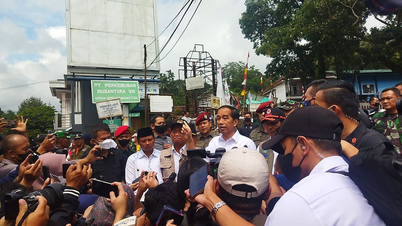 Tinjau Lokasi Gempa Cianjur, Jokowi: Saya Ingin Pastikan Proses Evakuasi dan Distribusi Logistik Berjalan Lancar