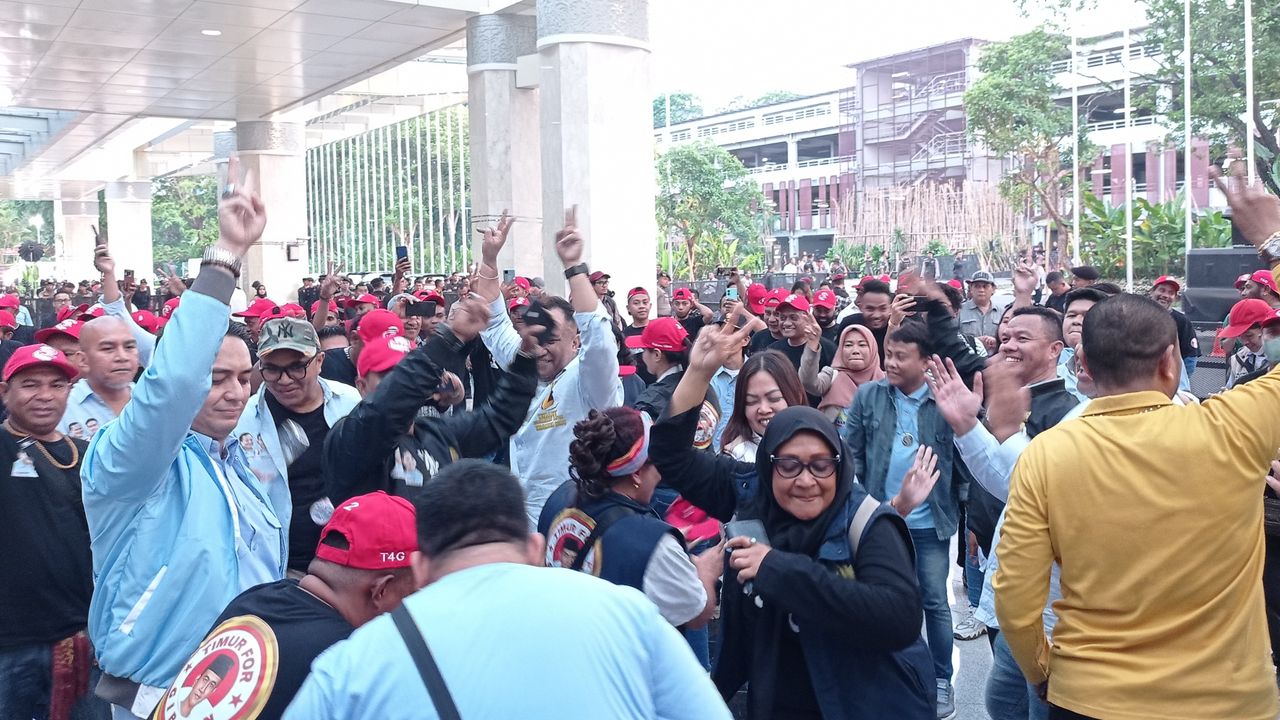 Massa Ganjar dan Prabowo Adu Yel-yel Jelang Debat Cawapres di JCC