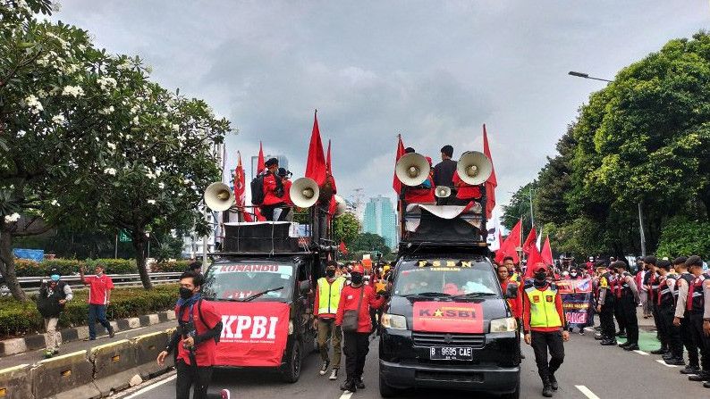 Peringati May Day, Ribuan Buruh KSPSI Demo di Patung Kuda