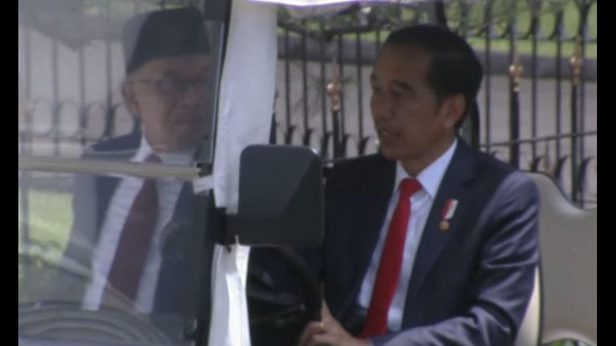 Kunjungi Indonesia, PM Malaysia Anwar Ibrahim Diajak Jokowi Keliling Kebun Raya Bogor