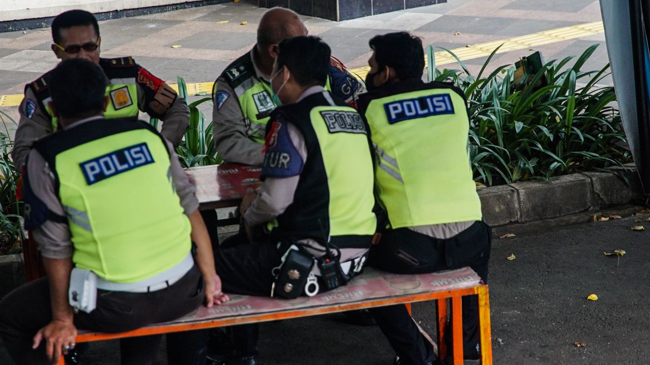 Polisi Bergerilya, Minta Penjual Kopi dan Tukang Ojek Jadi 