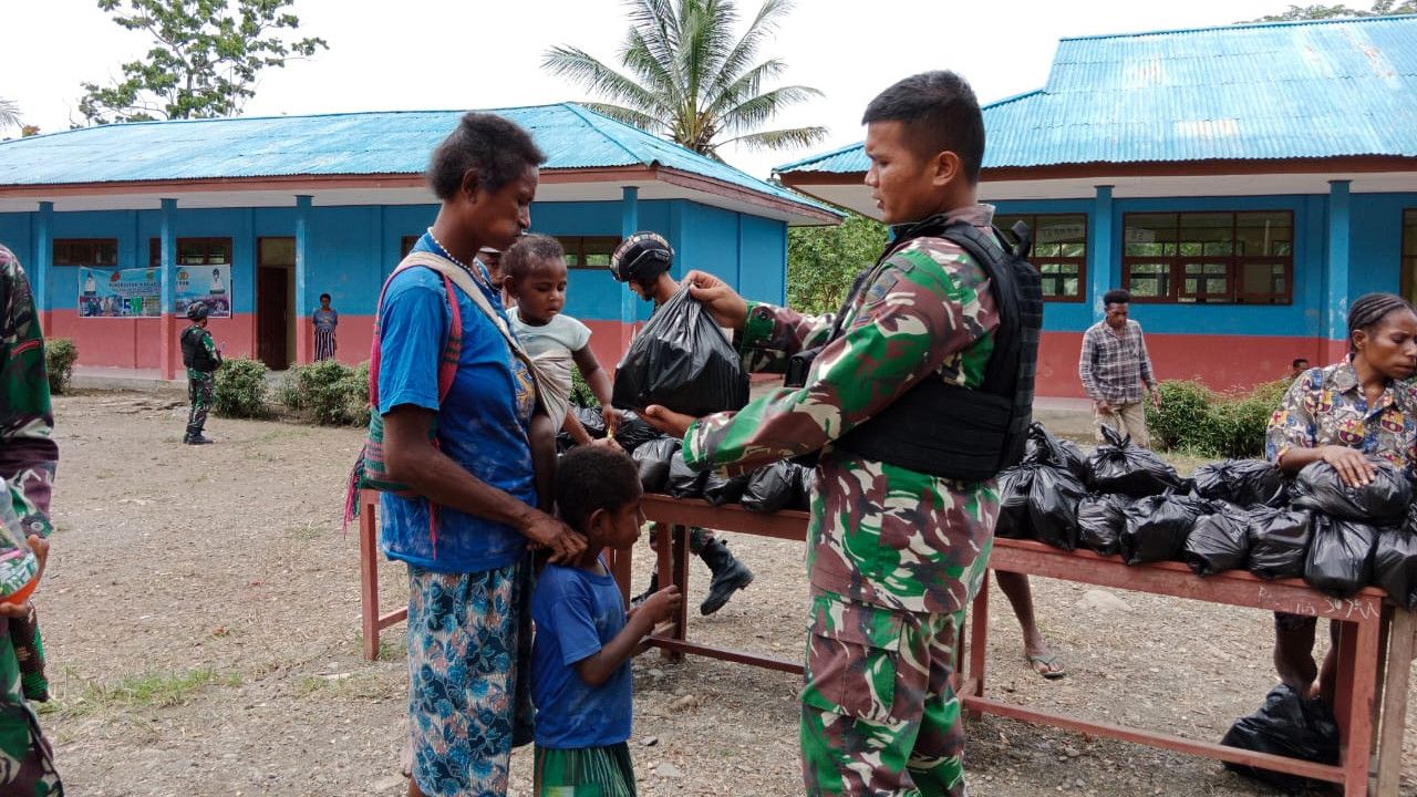 Aksi Satgas Yonif 126/KC Bagikan Sembako Untuk Warga Perbatasan Keerom Papua