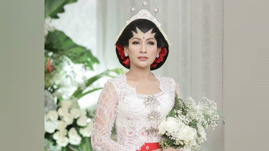 Tata Janeeta dan Raden Brotoseno Posting Foto Nikah, Maia Estianty: Wah Berani Buka Nih?