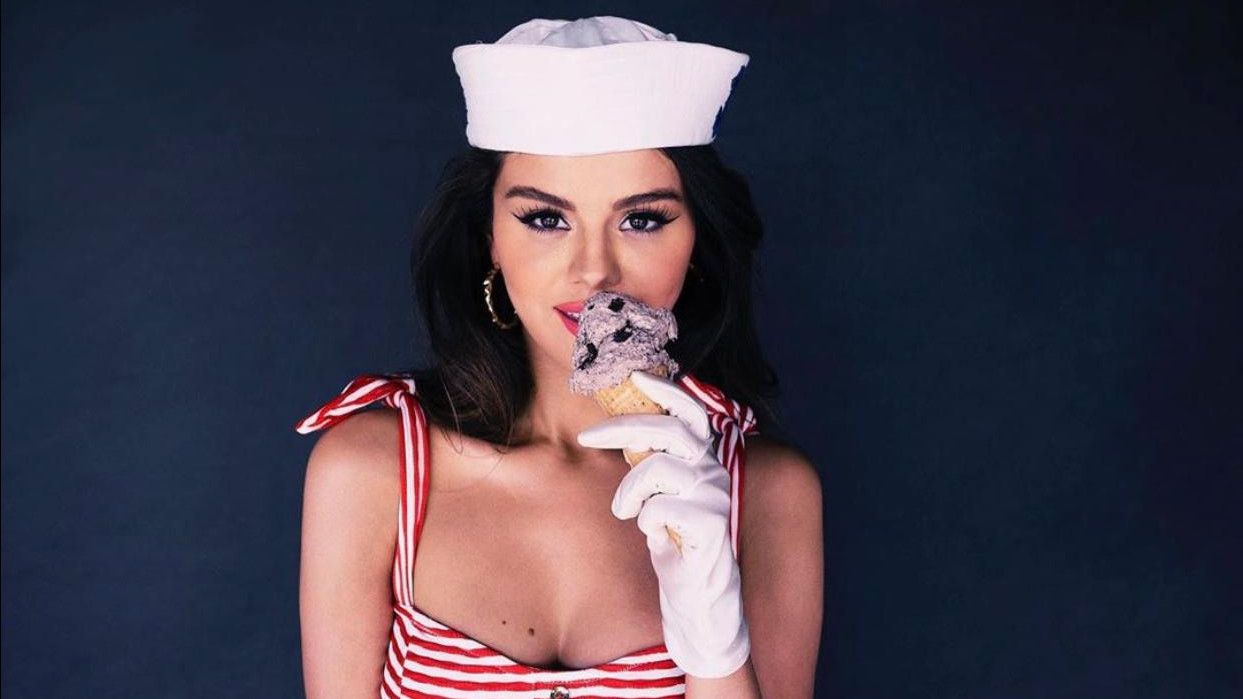 Pose Seksi Pakai Baju Renang, Selena Gomez Pede Perlihatkan Bekas Luka Operasi