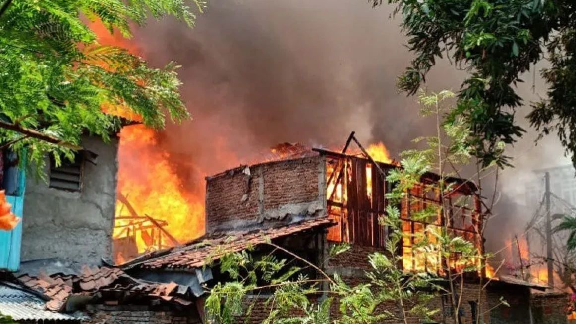 Detik-detik Si Jago Merah Lahap 12 Kios Warung di Bidara Cina Jaktim Dini Hari