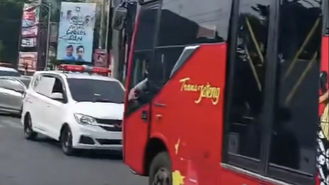 Viral! Bis Trans Jateng dan Semarang Nekat Lewan Arus, Mobil Ambulans Tak Bisa Melintas: Mohon Ditindak Tegas!