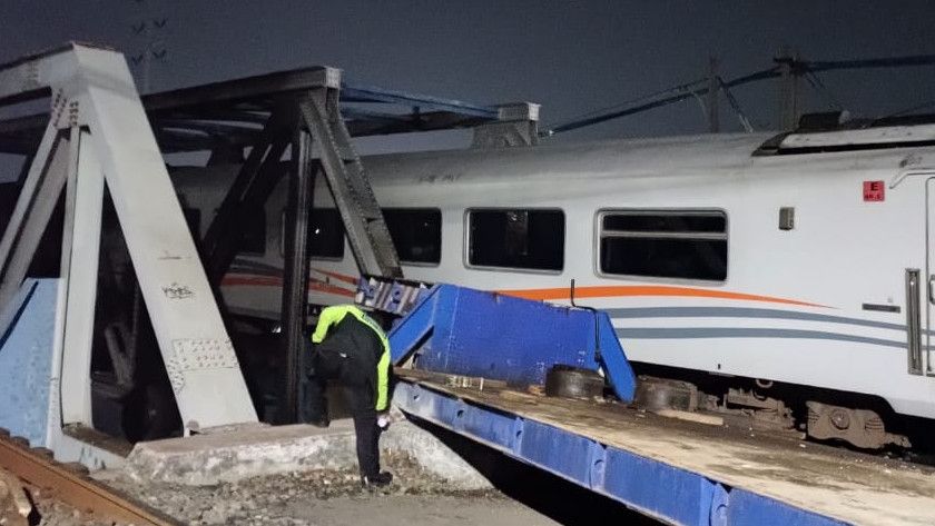 Kereta Tabrak Truk di Semarang, Polisi Akan Evakuasi Lokomotif yang Menggantung di Atas Kali