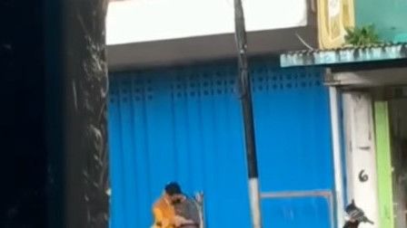 Sepasang Kekasih Tuai Hujatan saat Nikmati Hujan sambil Ciuman di Pinggir Jalan, Kasihan