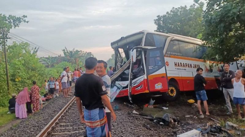 Detik-Detik Bus Pariwisata Ditabrak Kereta Api di Tulungagung, 4 Orang Tewas