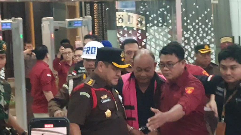 Pakai Rompi Tahanan, Begini Tampang Dadan Hindayana Usai Ditahan Kejagung