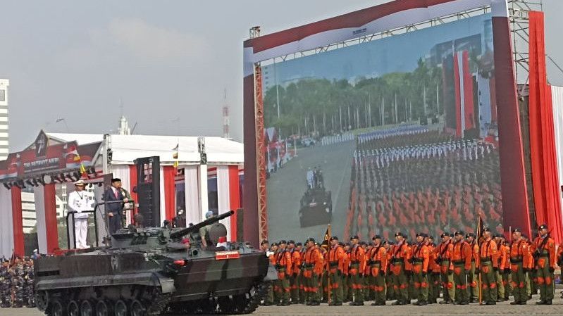 Pimpin Upacara HUT ke-78 TNI di Monas, Jokowi Naik ke Tank Korps Marinir untuk Memeriksa Pasukan
