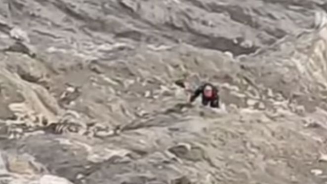 Viral Wisatawan Masuk Kawah Gunung Bromo Terekam Kamera